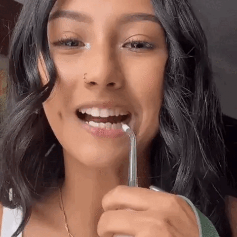 Encías sanas y sonrisa impecable: limpieza profesional en 60 segundos
